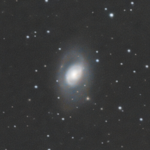 Primer plano de la galaxia M95 en Leo